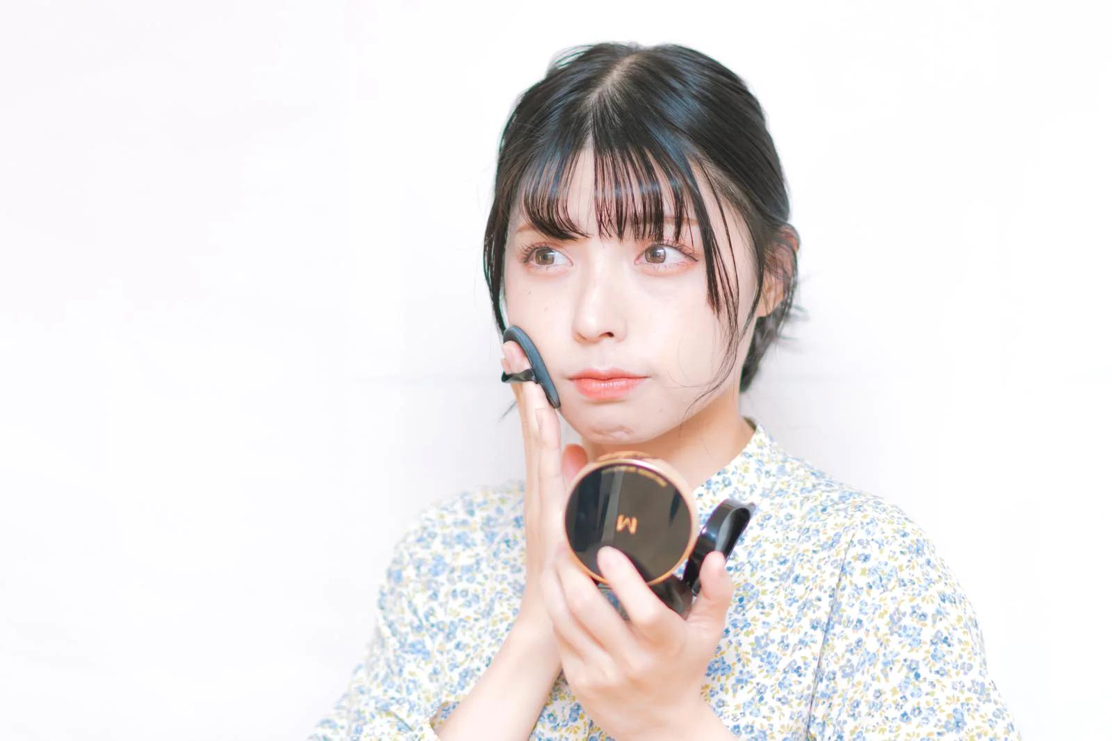PC前でツヤ肌メイクを整える大人の女性