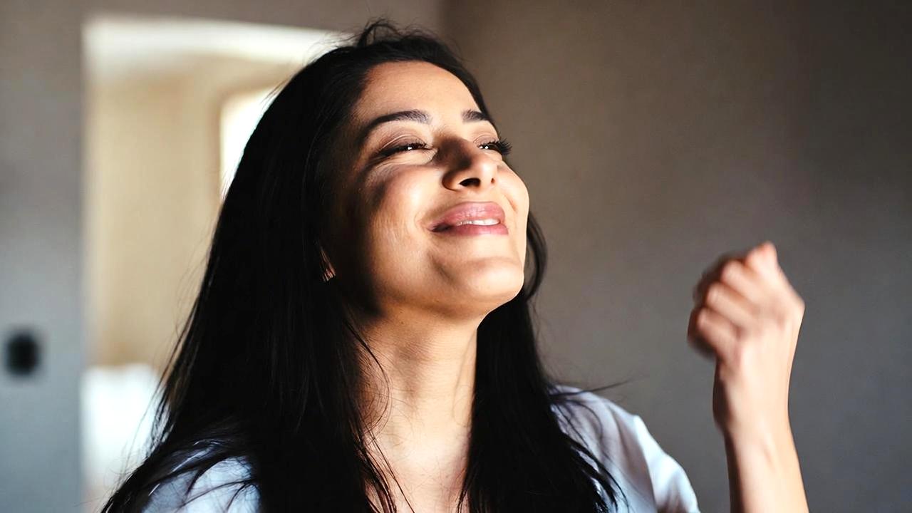 日常の中で無理なく美容習慣を取り入れる女性のイメージ