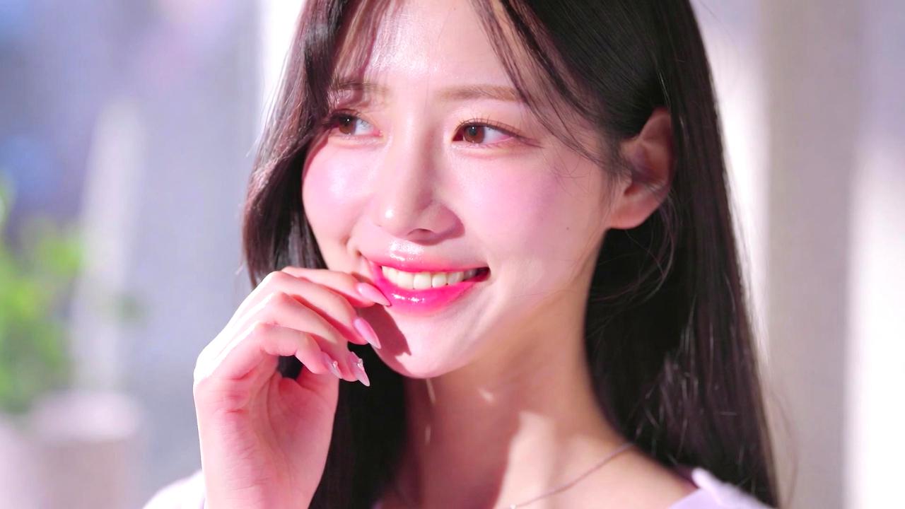 ファンデーションで目元のシワをカバーするメイクの様子