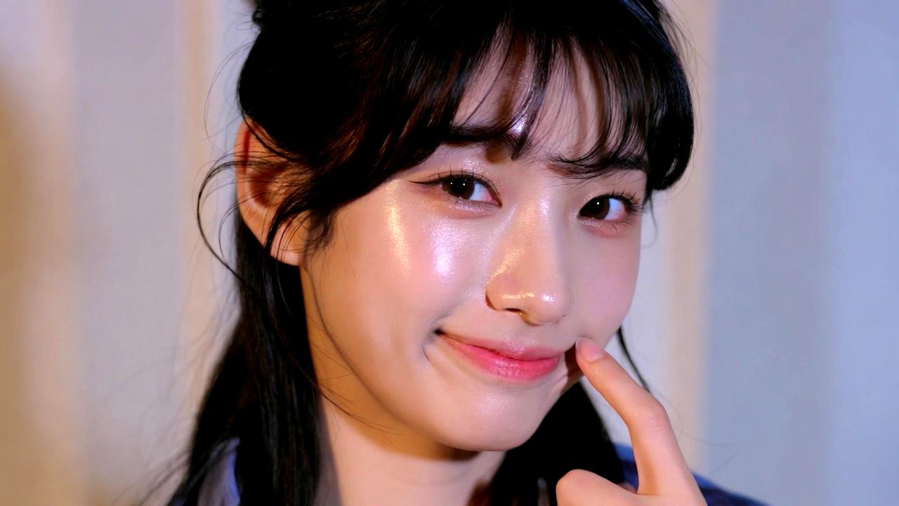 朝のスキンケアルーティンで透明感を引き出すケアの様子