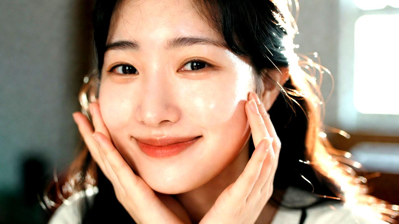 安定した美肌を手に入れて自信に満ちた女性のナチュラルな笑顔