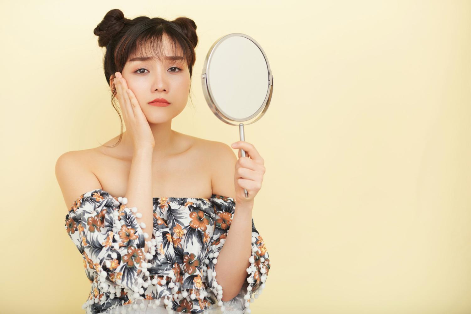 さまざまな価格帯のスキンケア商品を比較する女性のイメージ