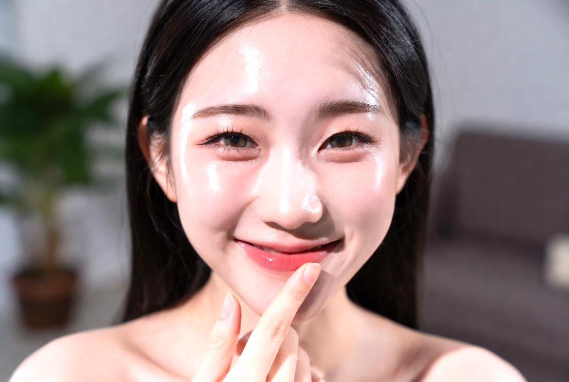 リップクリームで保湿ケアする唇の様子