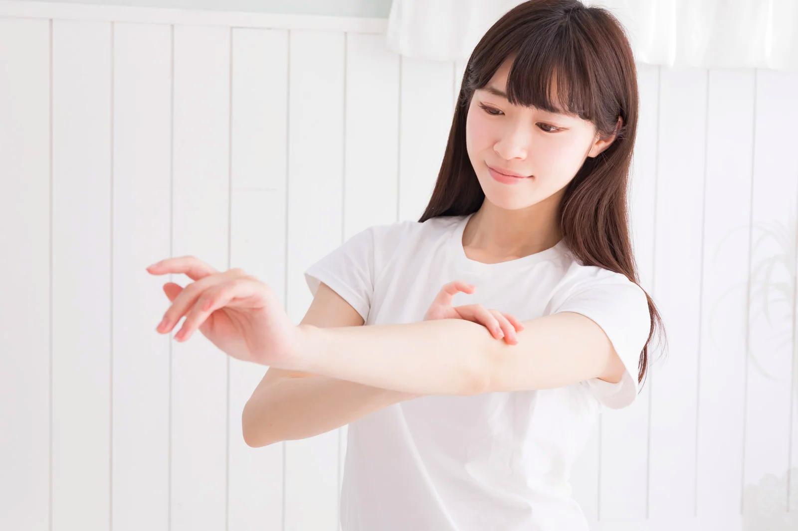 メイク前にスキンケアと保湿を行う準備の様子