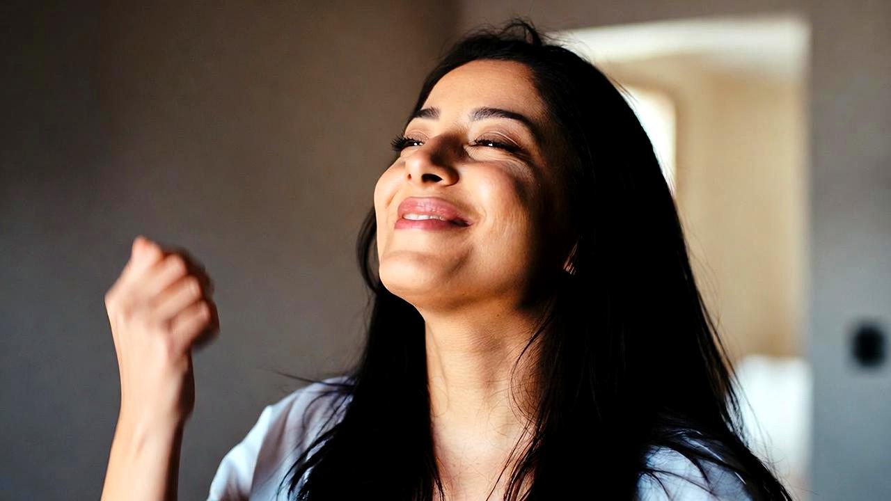 毎晩のスキンケアルーティンで目元をケアする女性