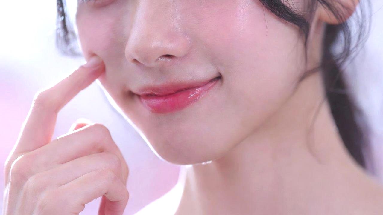 スマホを見続ける女性の目元に現れるシワや疲れのイメージ