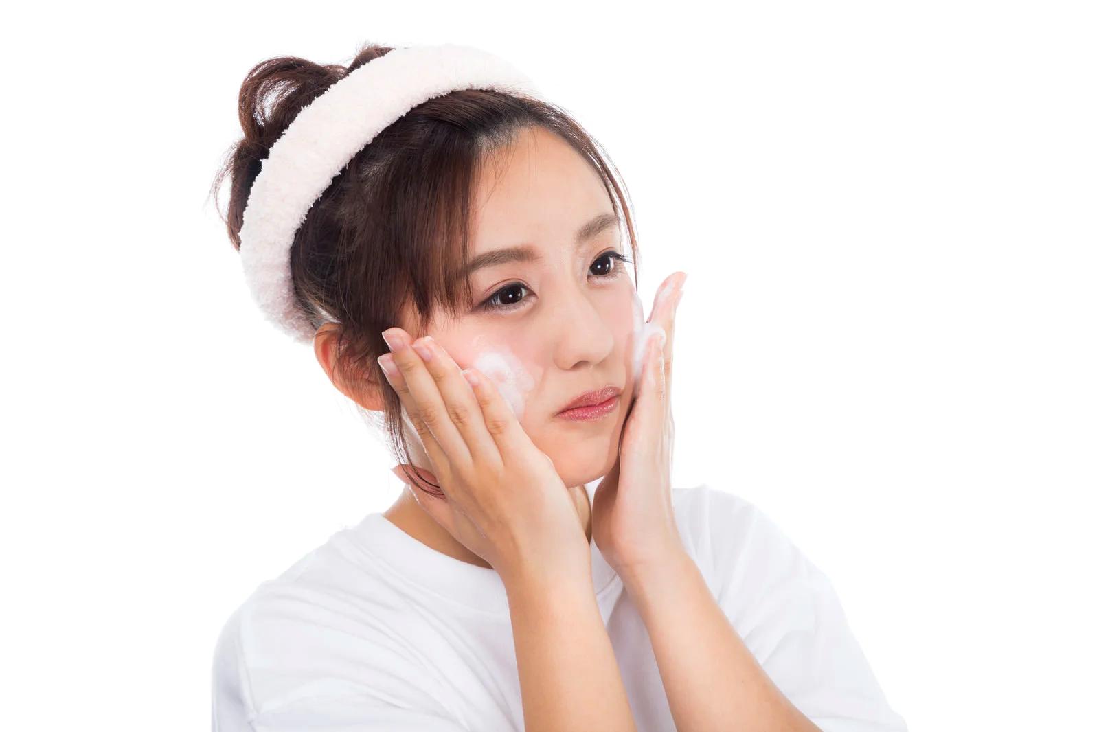 摩擦を抑えた正しいクレンジング方法で毛穴ケアする様子