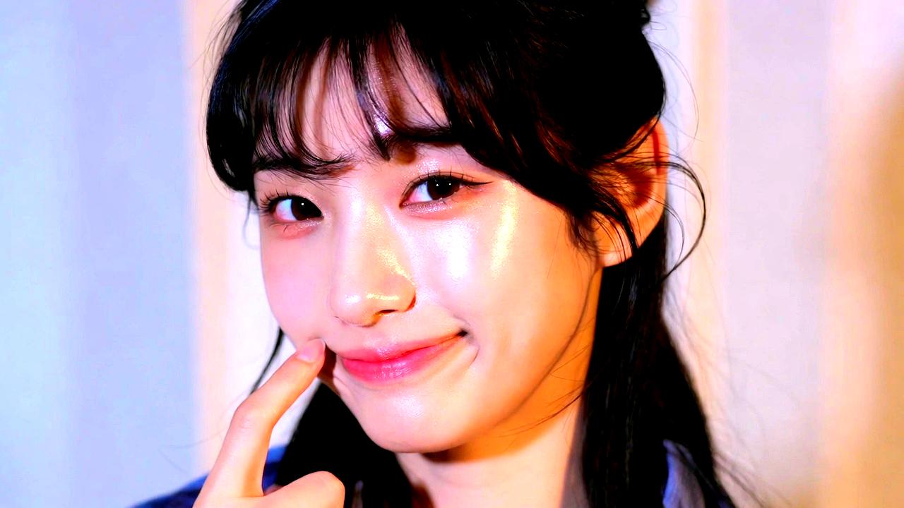 韓国スキンケアアイテムで保湿と毛穴ケアを行うイメージ