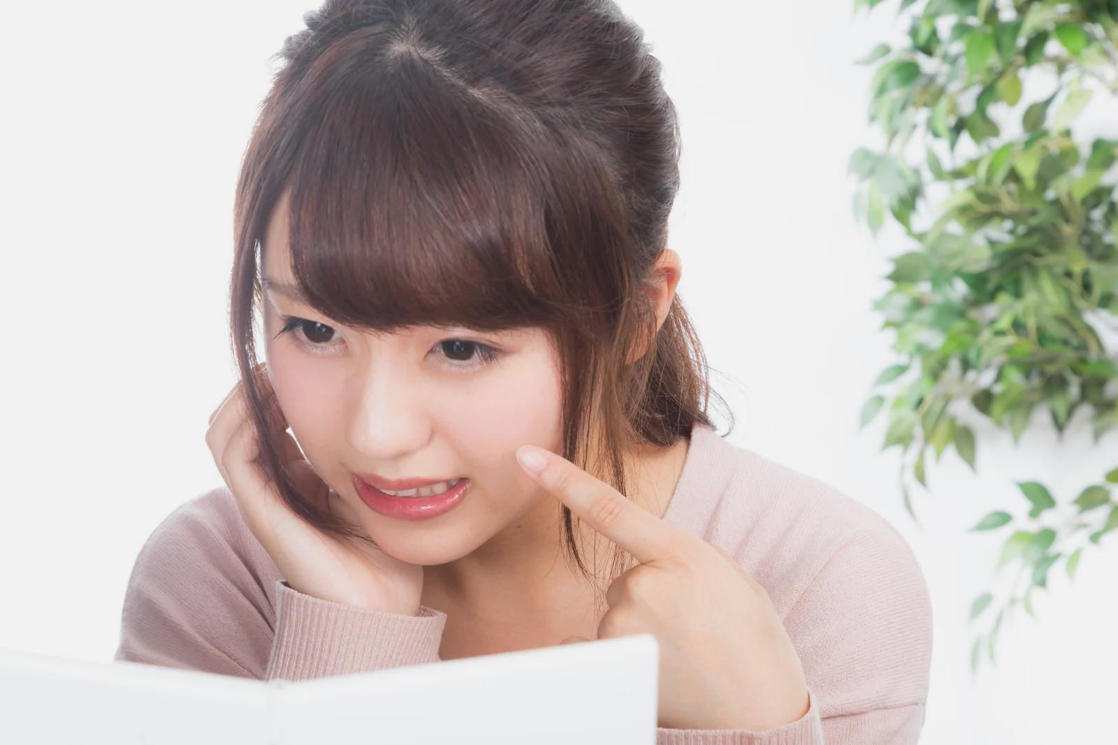 睡眠不足と肌荒れやくすみの関係を示す夜のイメージ