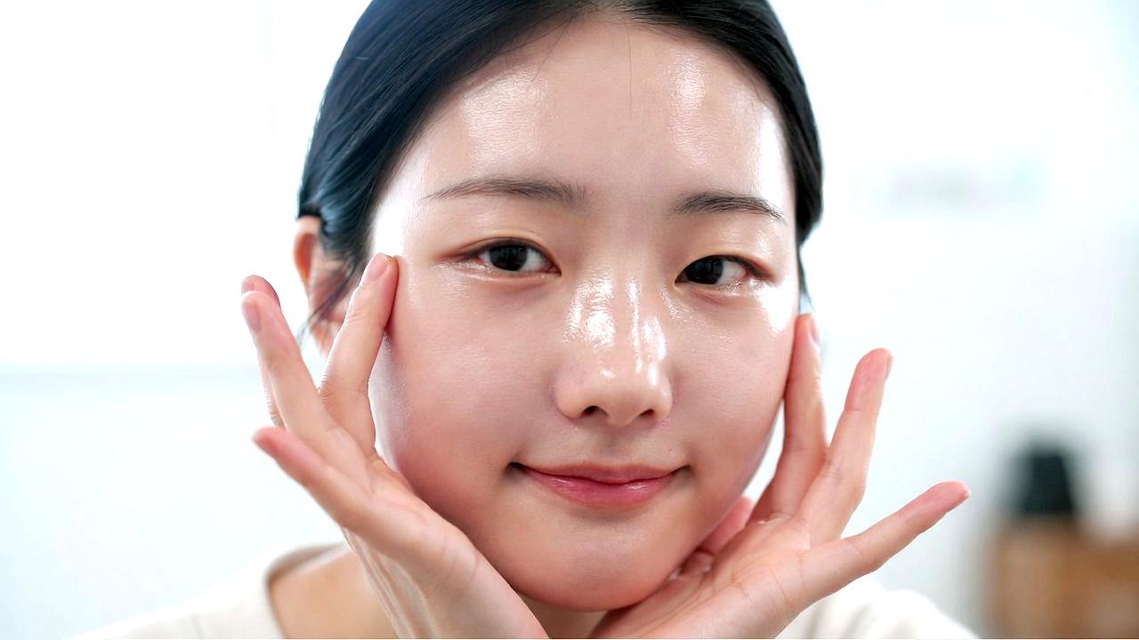 敏感肌向けの低刺激スキンケアアイテムが並ぶイメージ