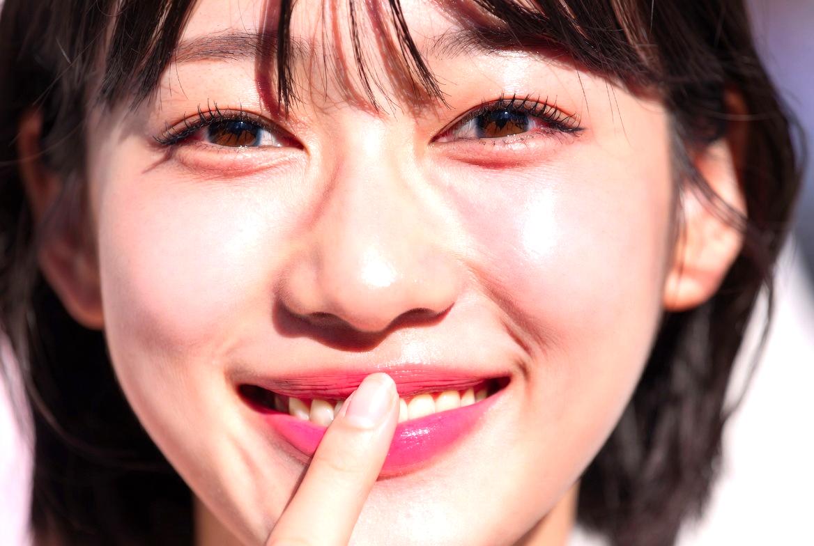 唇の血色と顔全体のバランスを解説する美容イメージ