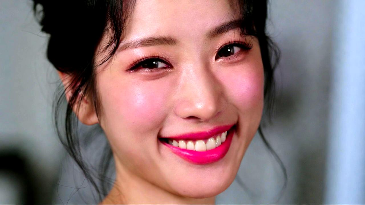 メイク前に下地を塗って肌を整える様子