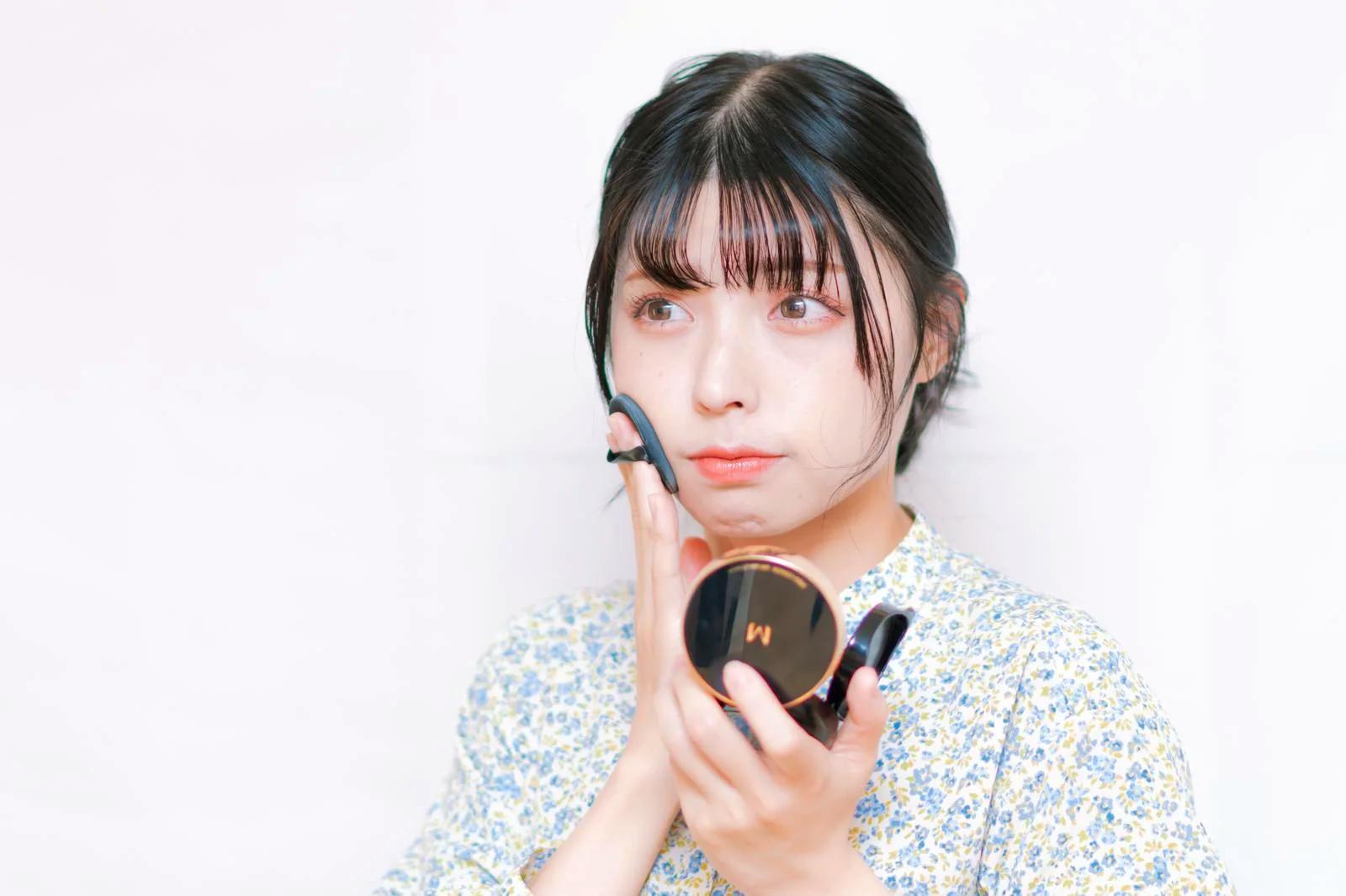 日焼け止めやスキンケアアイテムを選ぶ洗練された美容シーン
