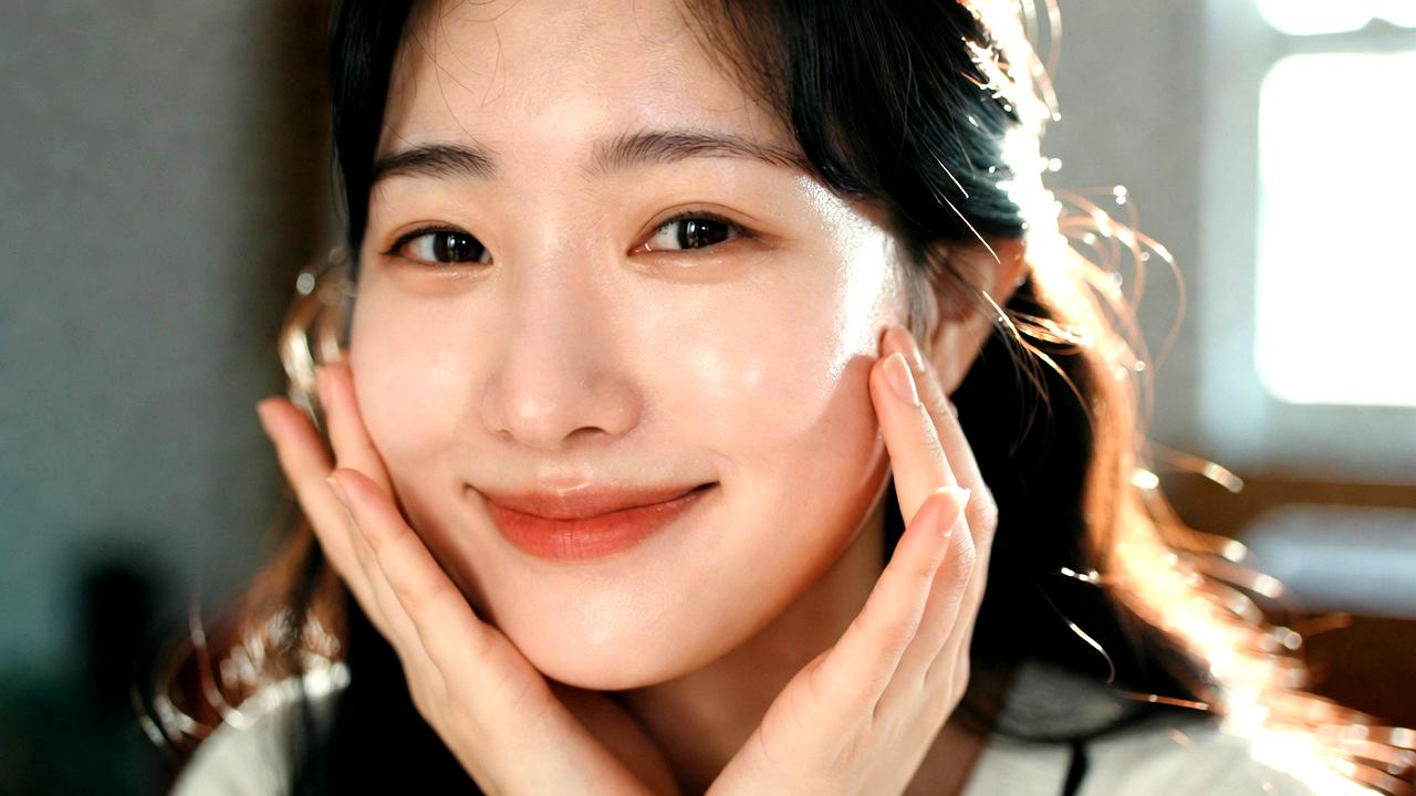ビタミン美容液と化粧水が並ぶスキンケアイメージ
