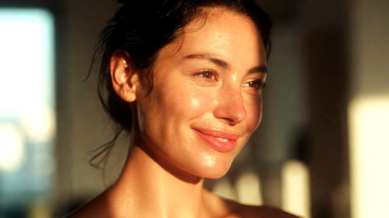 紫外線対策を続けて未来の美肌を守る女性のイメージ