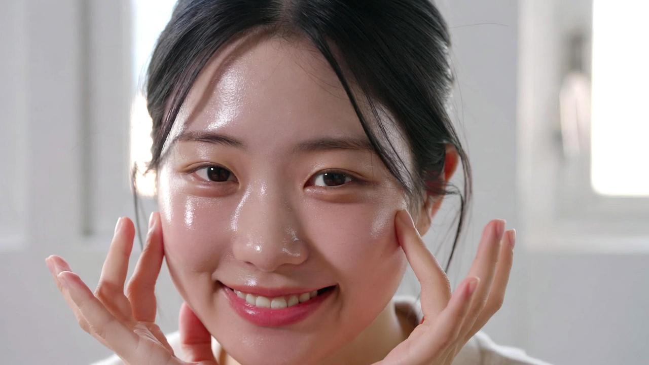 シミやシワ、たるみが増える肌変化を表したイメージ