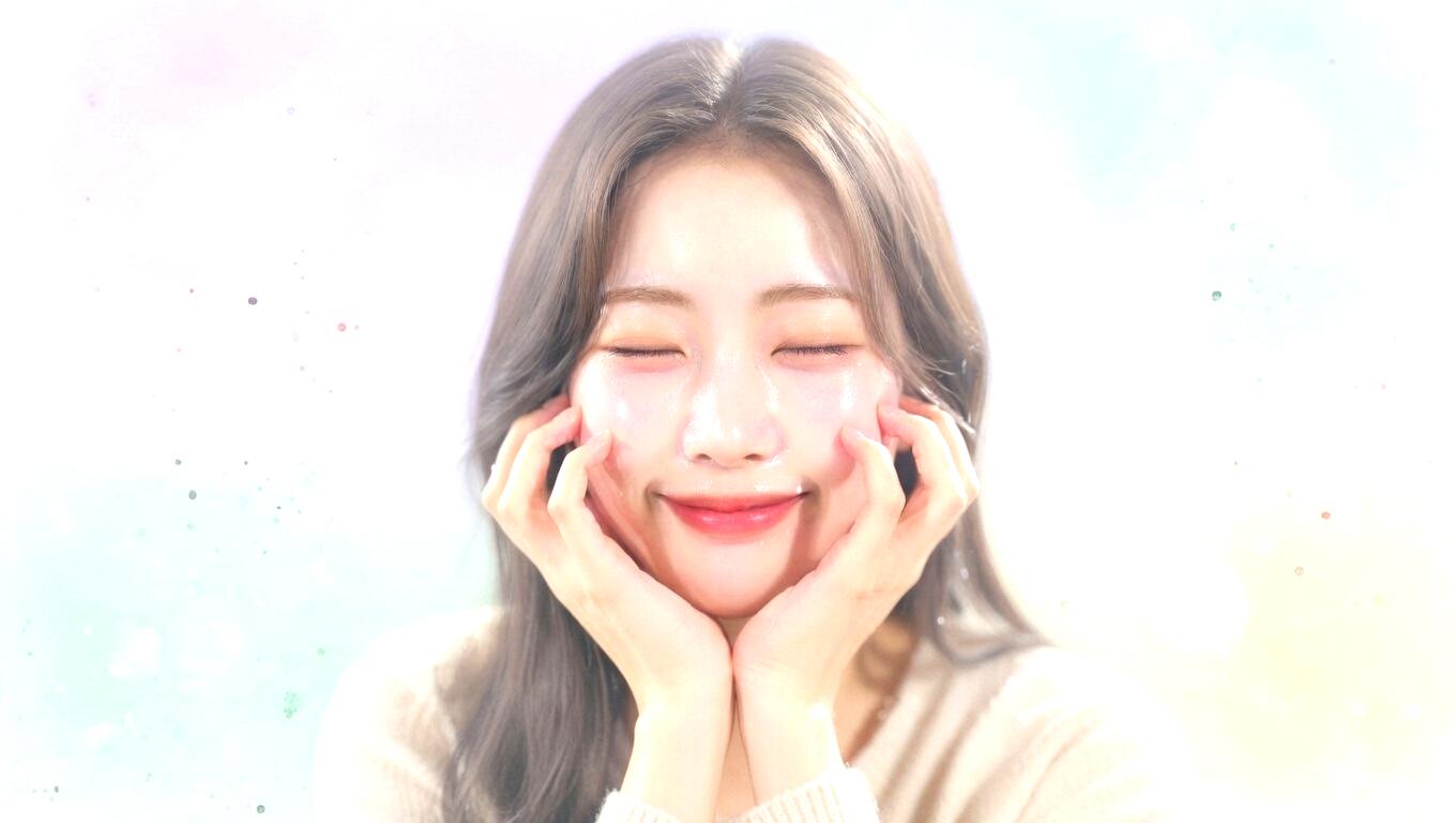 朝の忙しい時間にシンプルなスキンケアを行う女性の様子