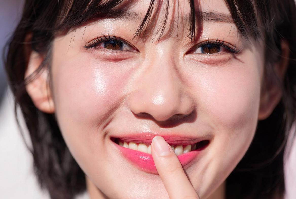 唇のくすみの原因と血色が失われるメカニズムを解説するイメージ