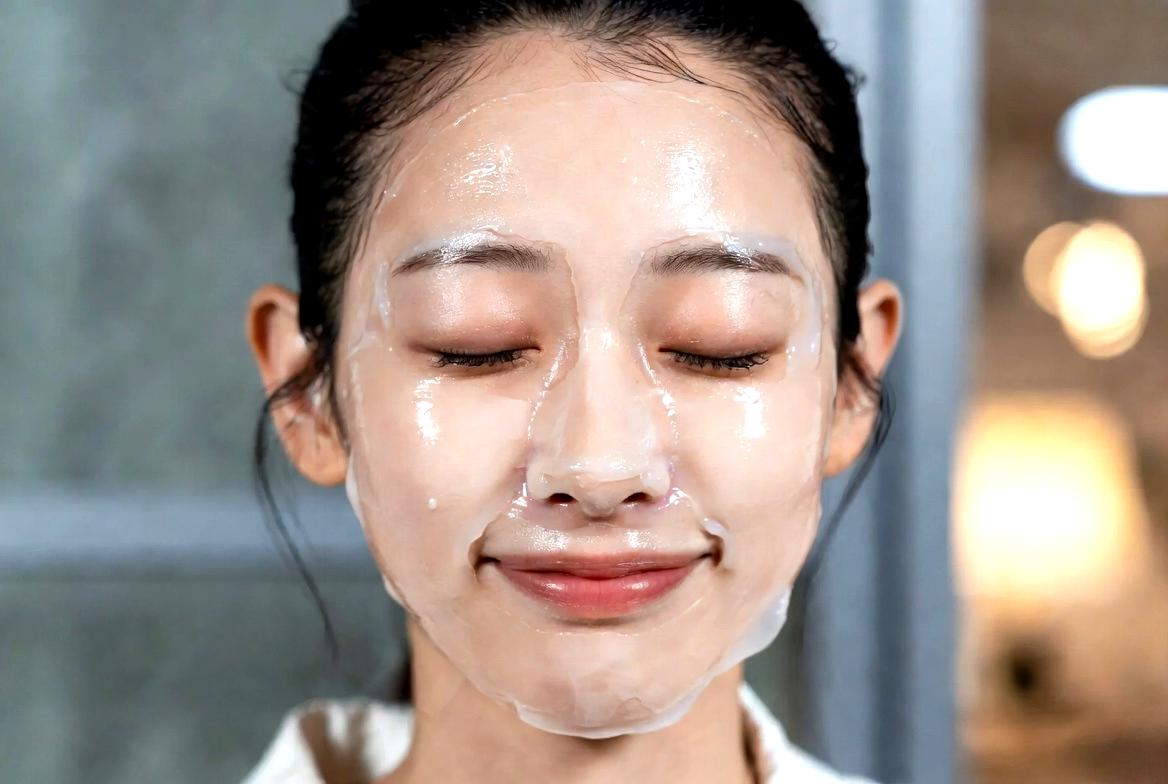 目元の小じわをケアするスキンケアシーンのクローズアップ