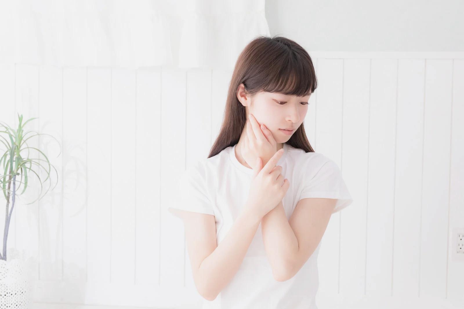 摩擦レススキンケアで整ったフェイスラインを目指す女性の横顔