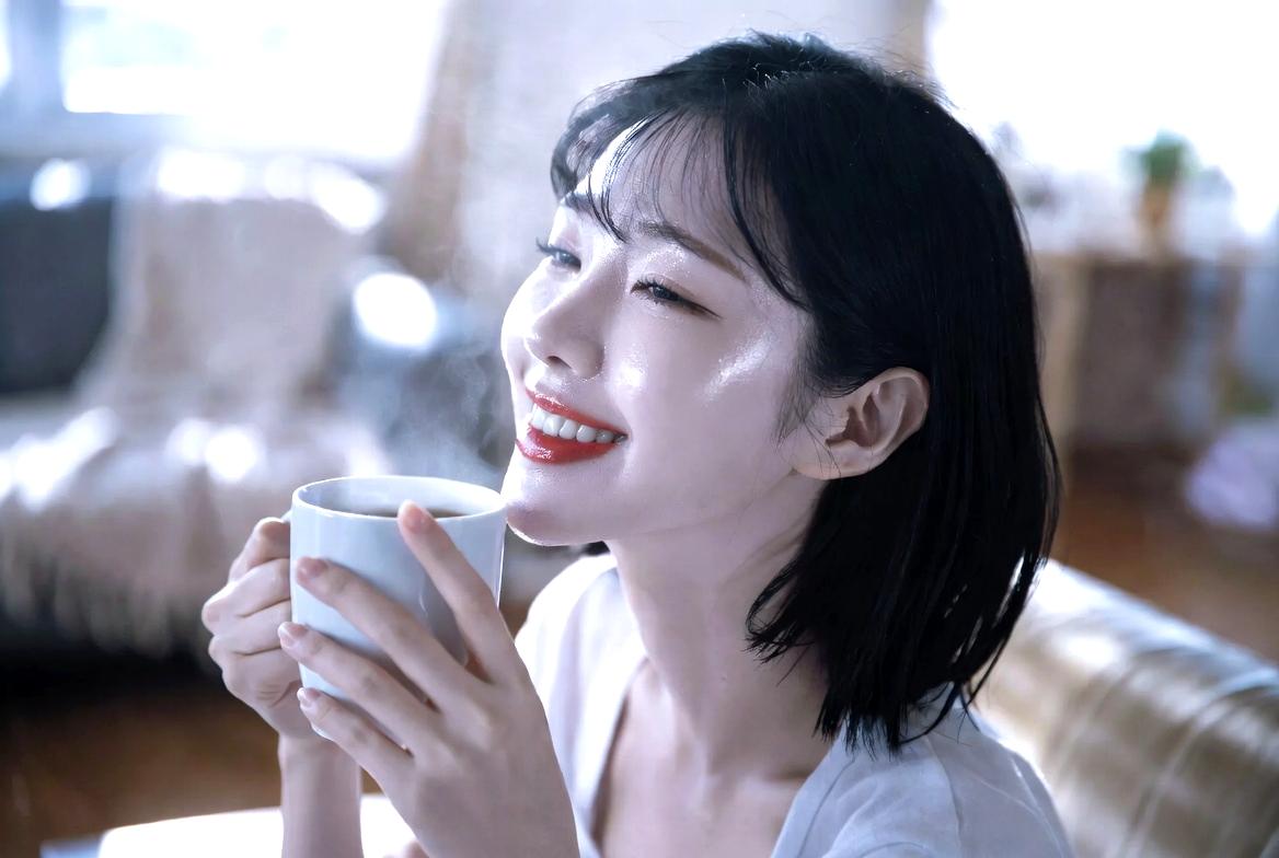 白湯を飲んで血色の良い唇と明るい表情になる女性の朝習慣イメージ