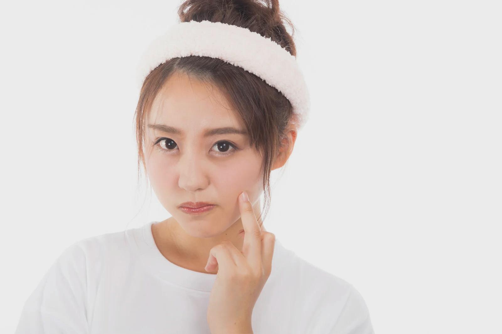乾燥や肌荒れに悩む女性の横顔イメージ