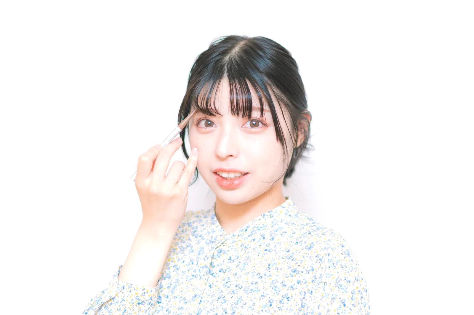 朝のメイクで目元を整える女性のイメージ