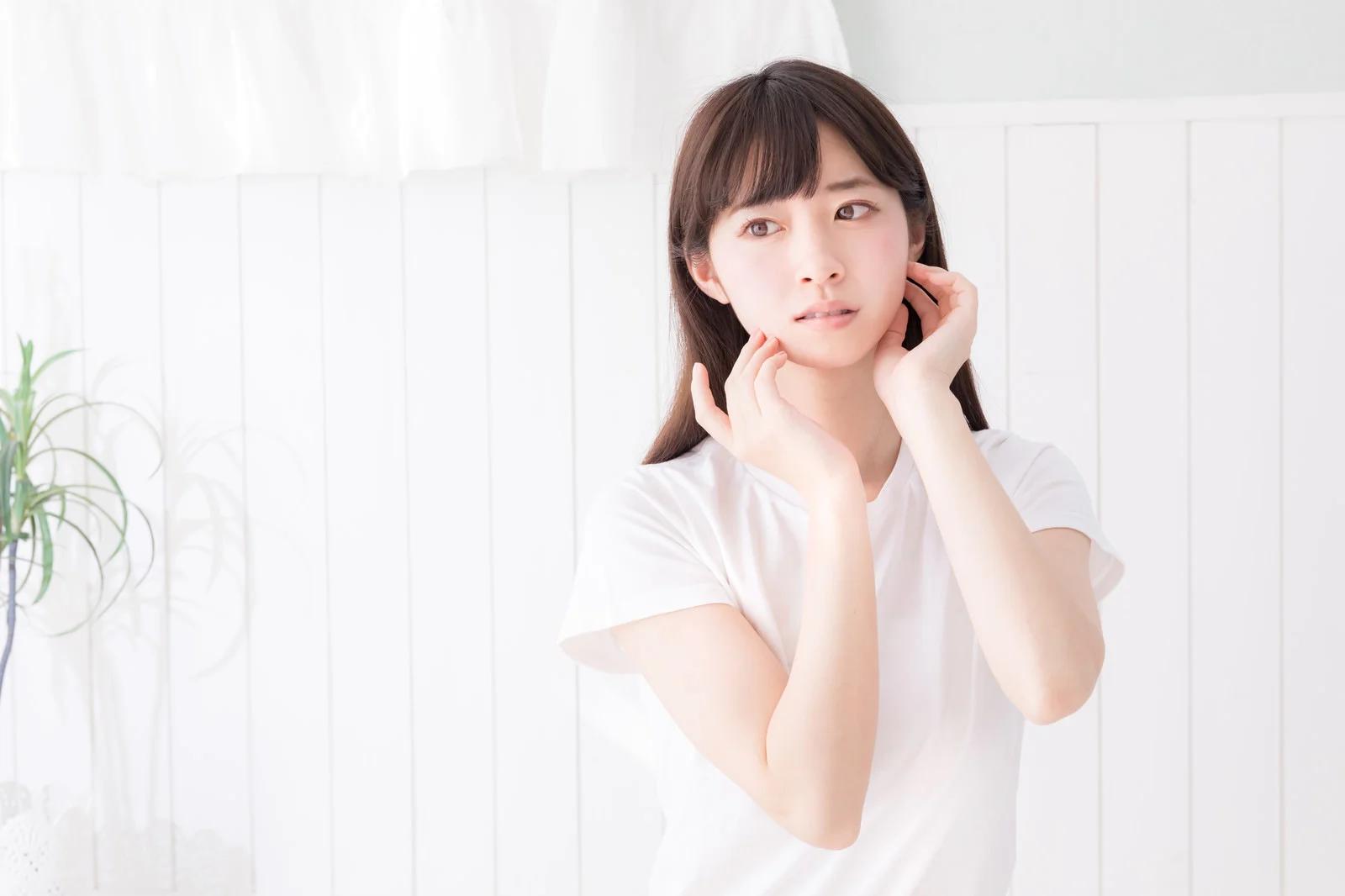 紫外線とエアコンに負けない潤い肌を目指す女性のイメージ
