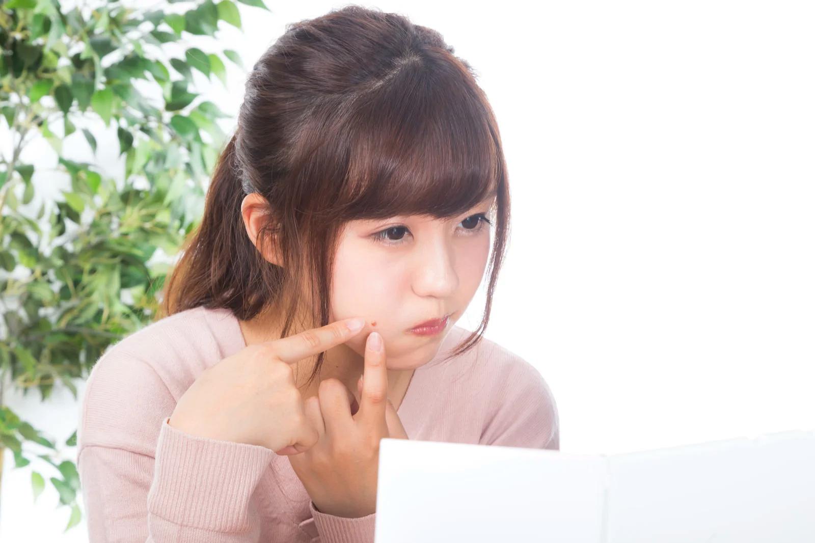 日常生活の中で紫外線対策をしている女性のイメージ