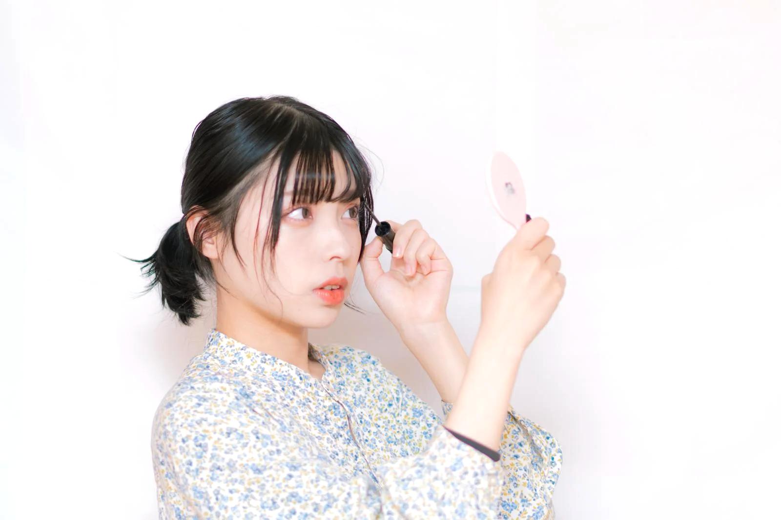 目元のむくみやクマをケアしてすっきりした印象になる女性の顔