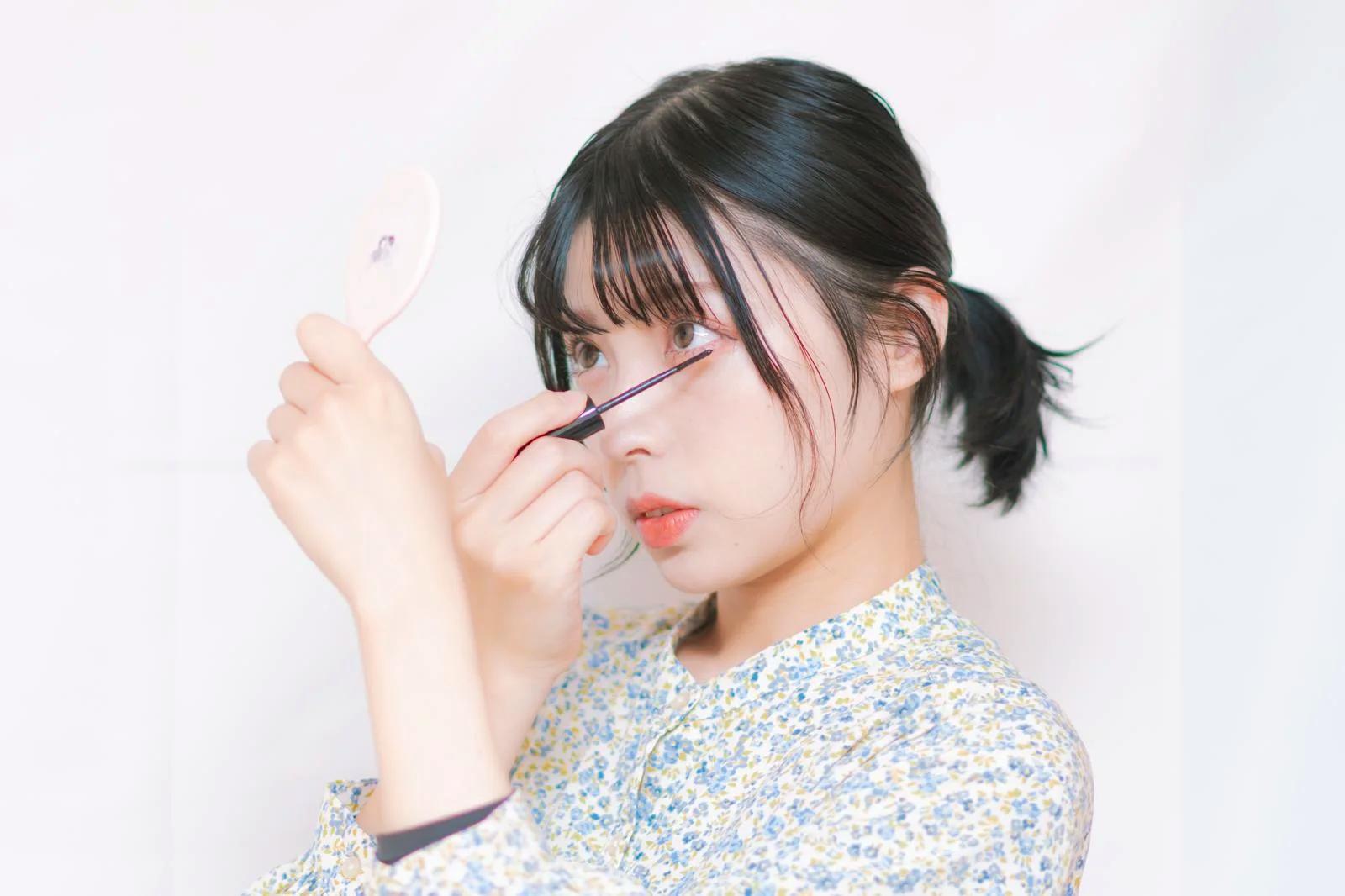 ストレッチやピラティスで目の疲れをリセットする女性のイメージ