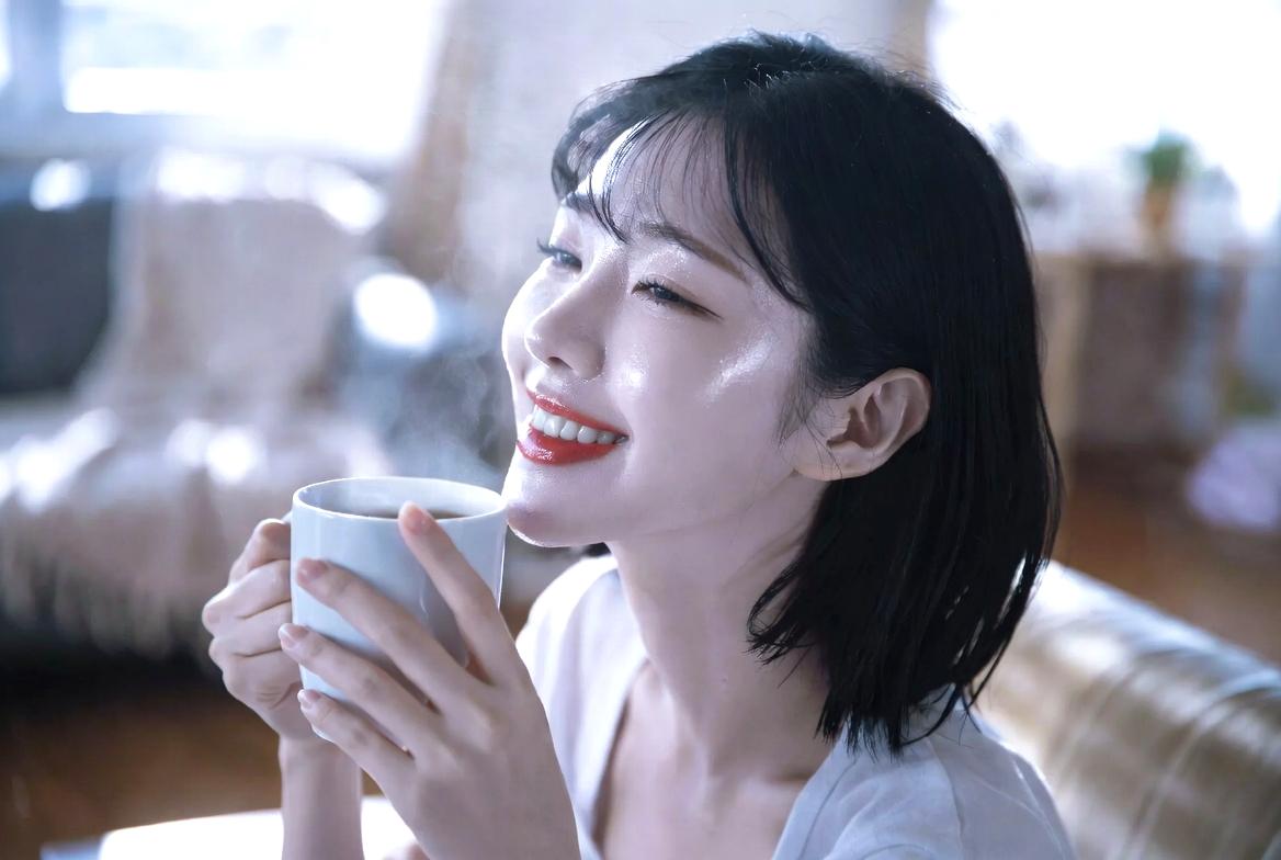 朝のひとときにコーヒーを楽しむ女性