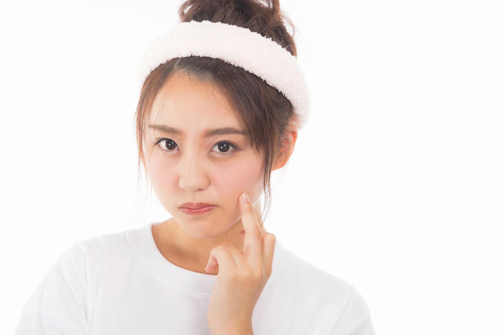 春の日差しの中でUV対策をする大人女性