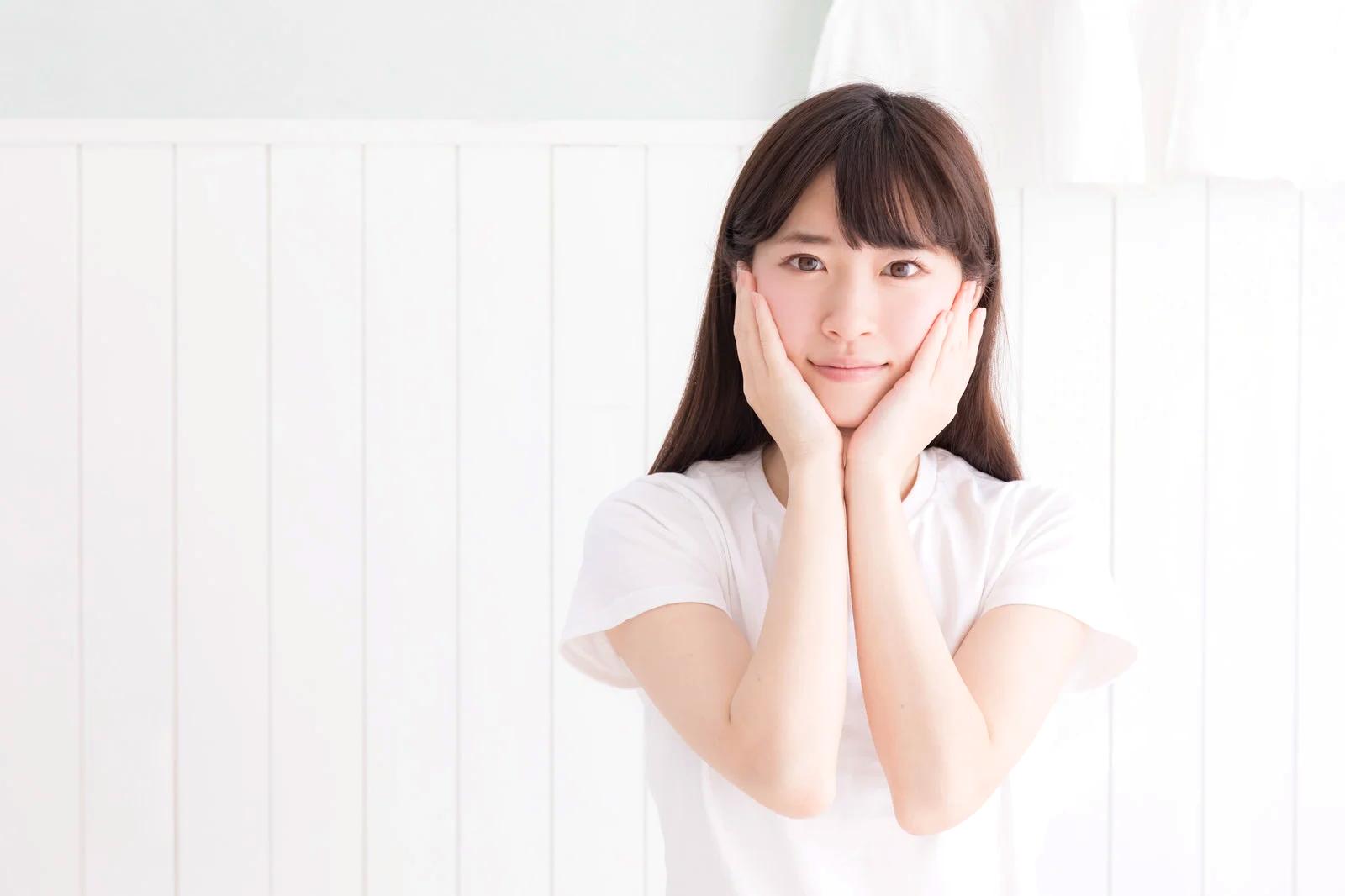 日焼け止めを塗り紫外線対策をする明るい肌の女性