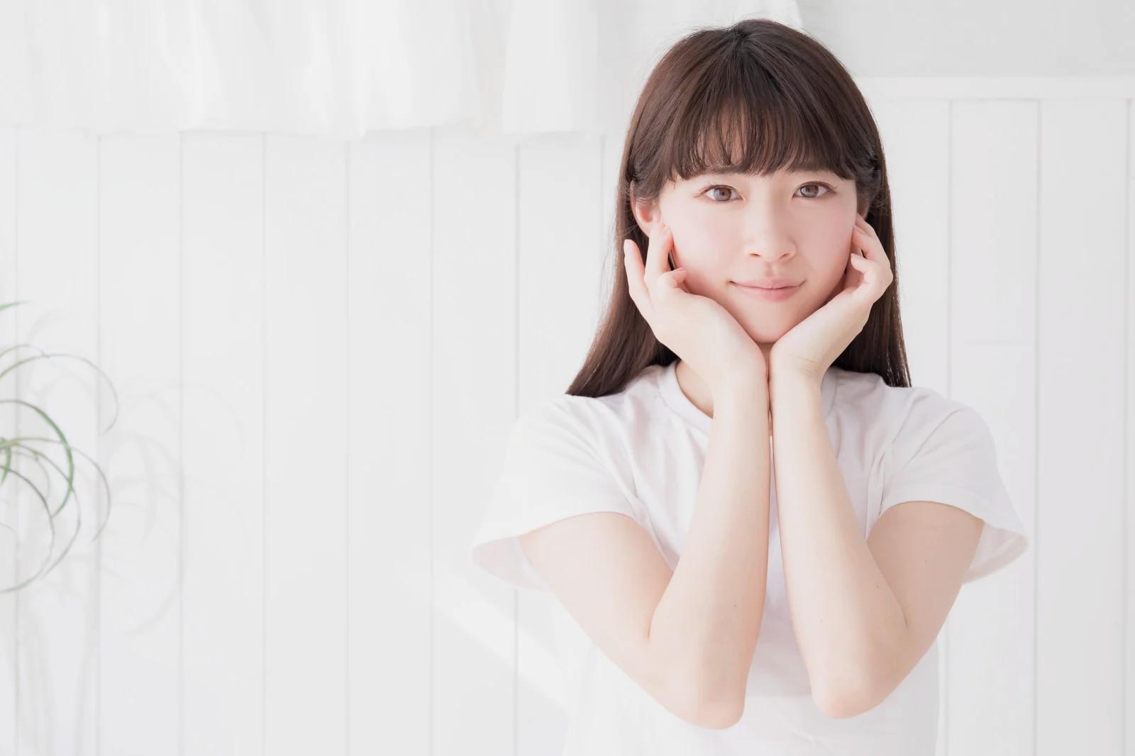 夜のスキンケアルーティンにクレイパックを取り入れる女性のイメージ