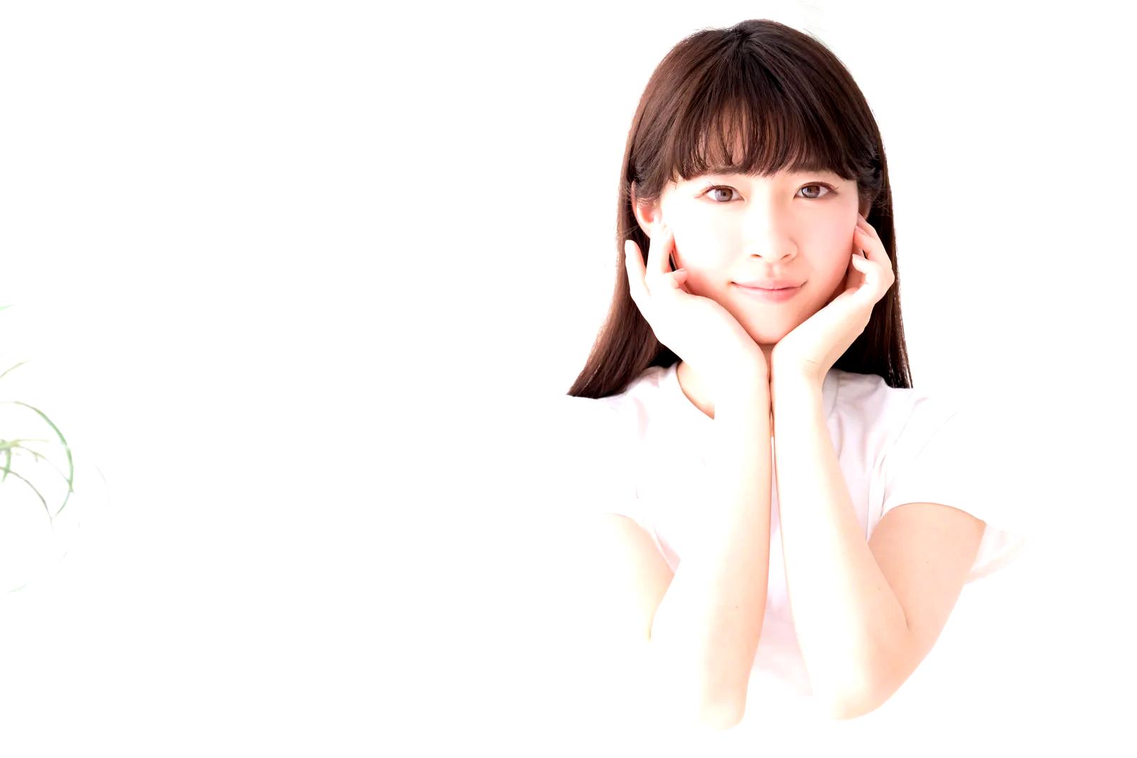 スキンケアをしながら夜時間を楽しむ女性