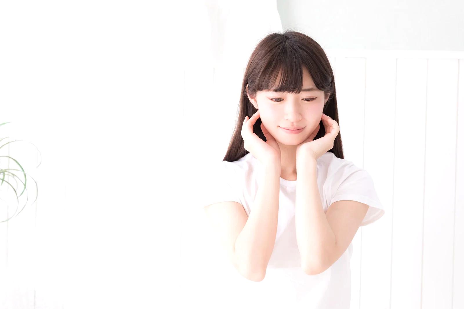 室内のブルーライト対策で透明感ある肌へ導く現代女性のビューティーイメージ