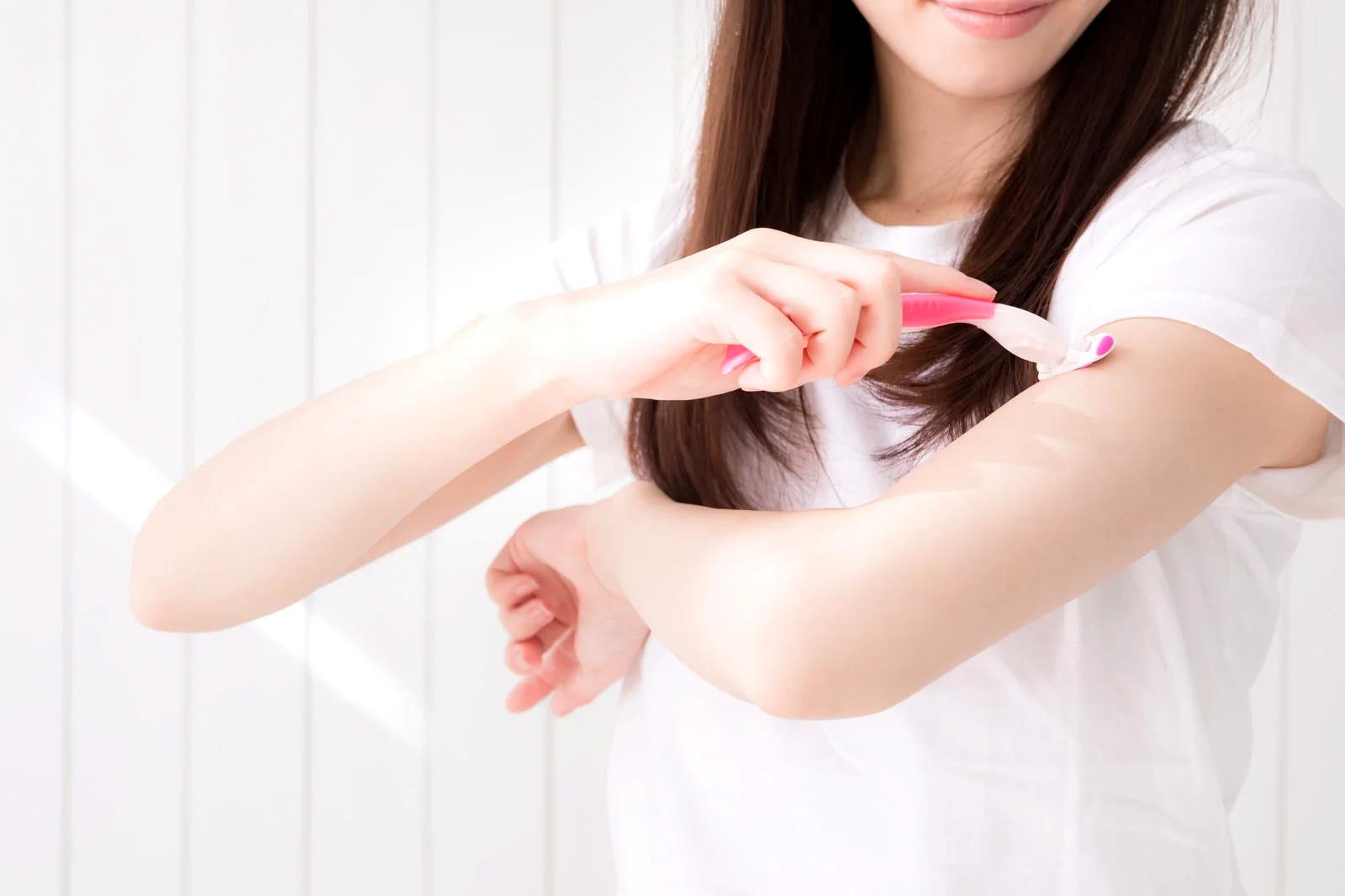 朝と夜のスキンケアルーティンで肌を整える様子