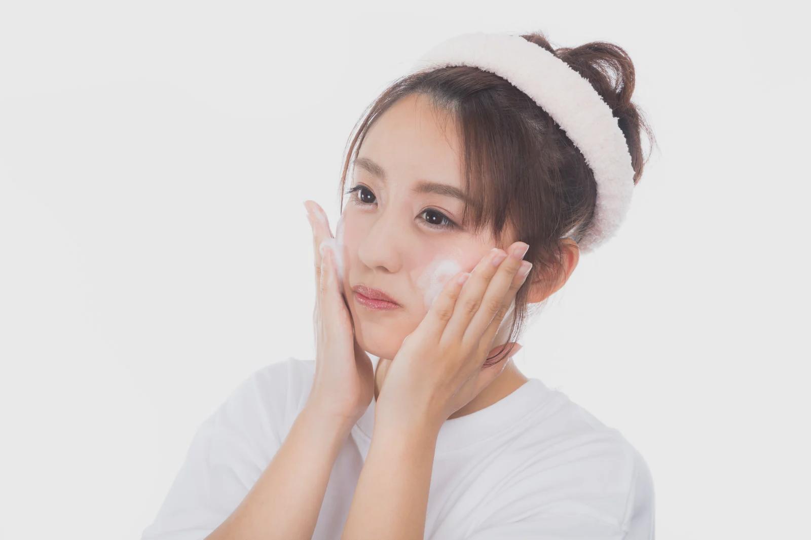 いちご鼻の原因となる角栓と毛穴汚れの仕組みを解説するイメージ