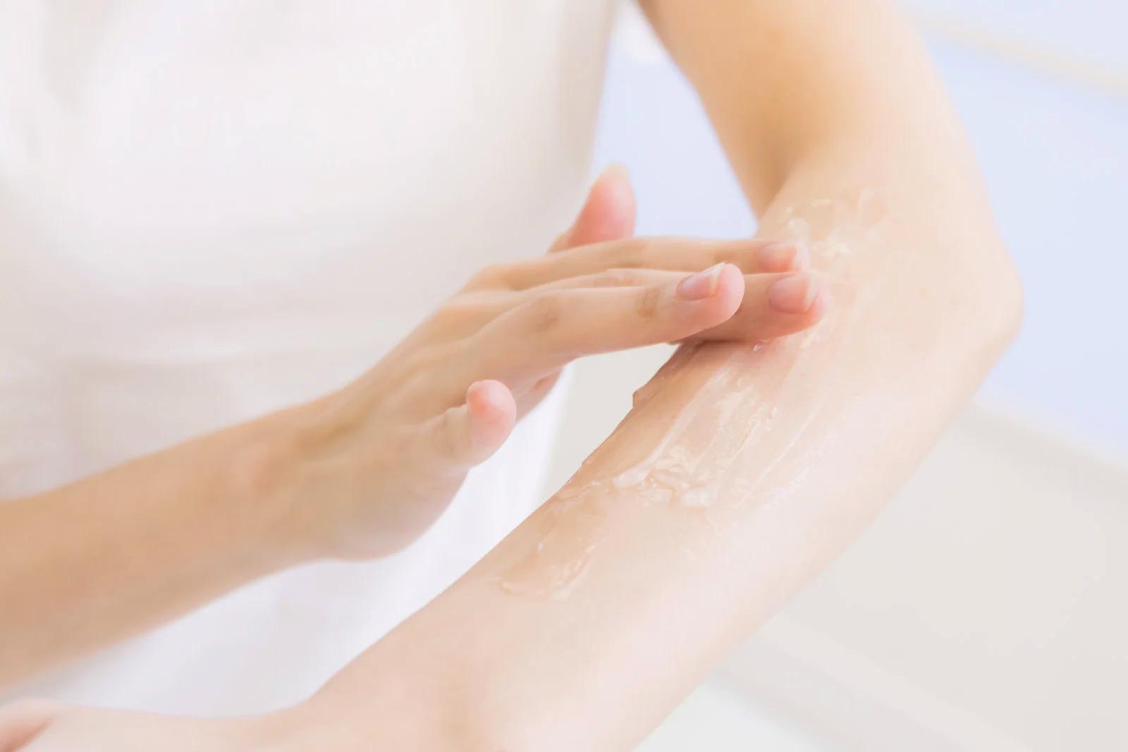 保湿ケアをしながら鏡を見る透明感のある女性