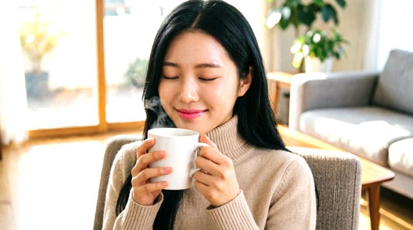自然な血色と透明感のある明るい表情の女性