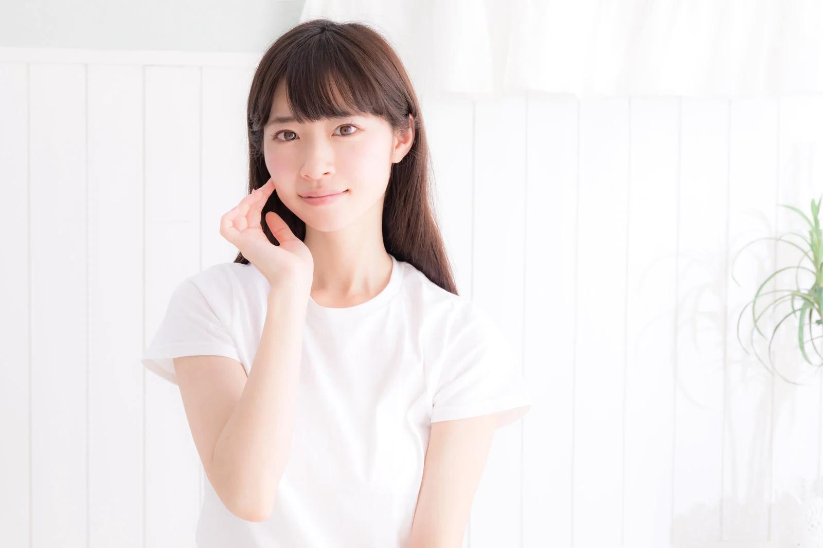 夕方の光の中でも透明感のある肌を保つ女性のイメージ