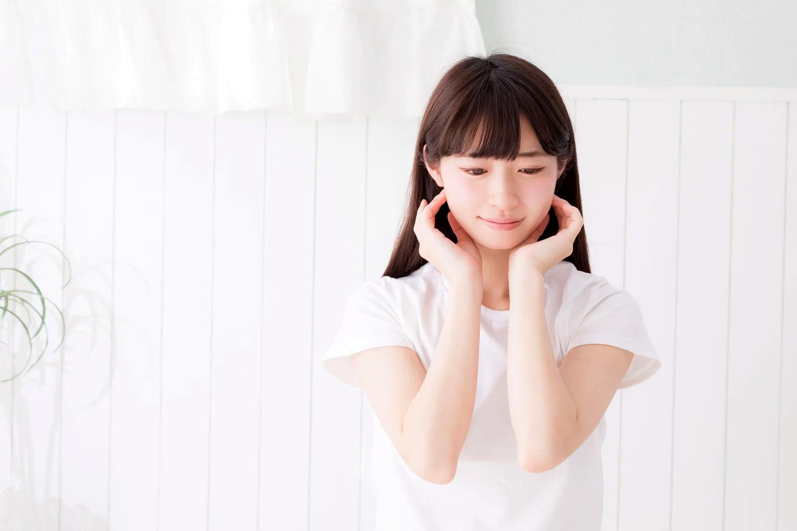 手のひらだけ乾燥してカサつく状態を見せるイメージ