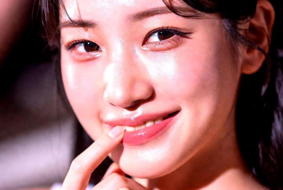 髪と爪の変化を通してインナーケアの重要性を感じる女性のイメージ