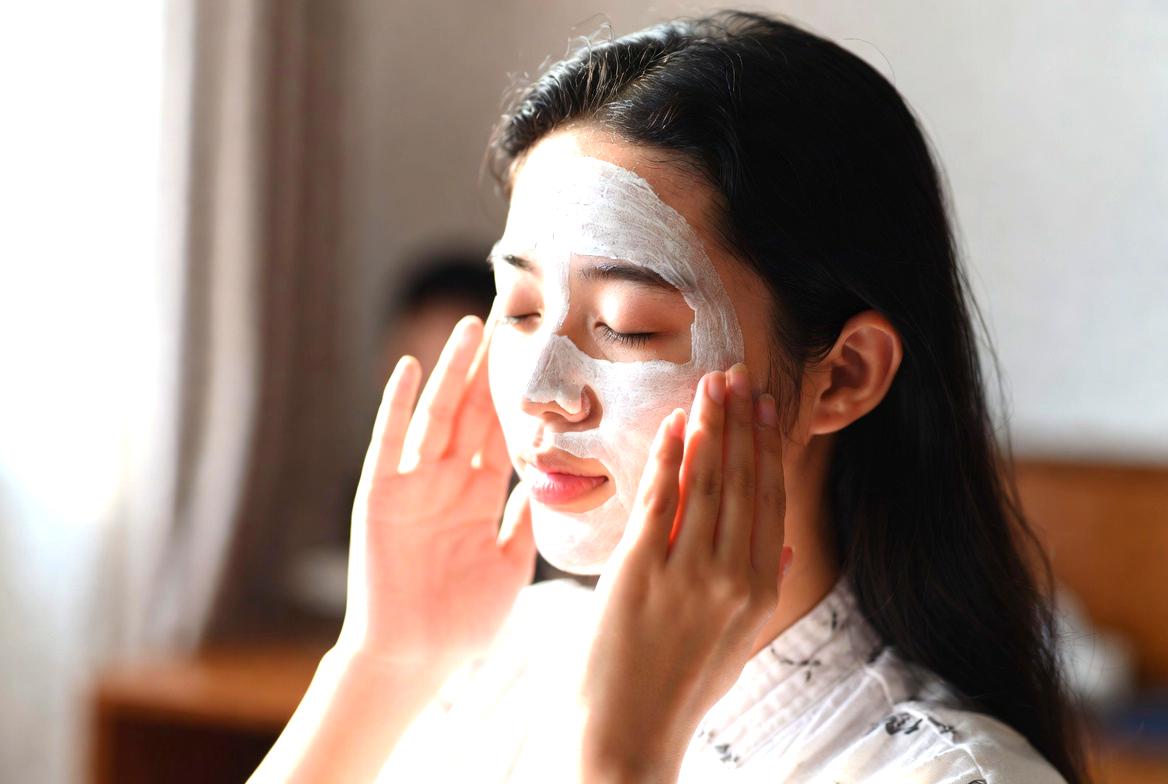 クレイパックや毛穴ケアコスメが並ぶスキンケアアイテム紹介イメージ