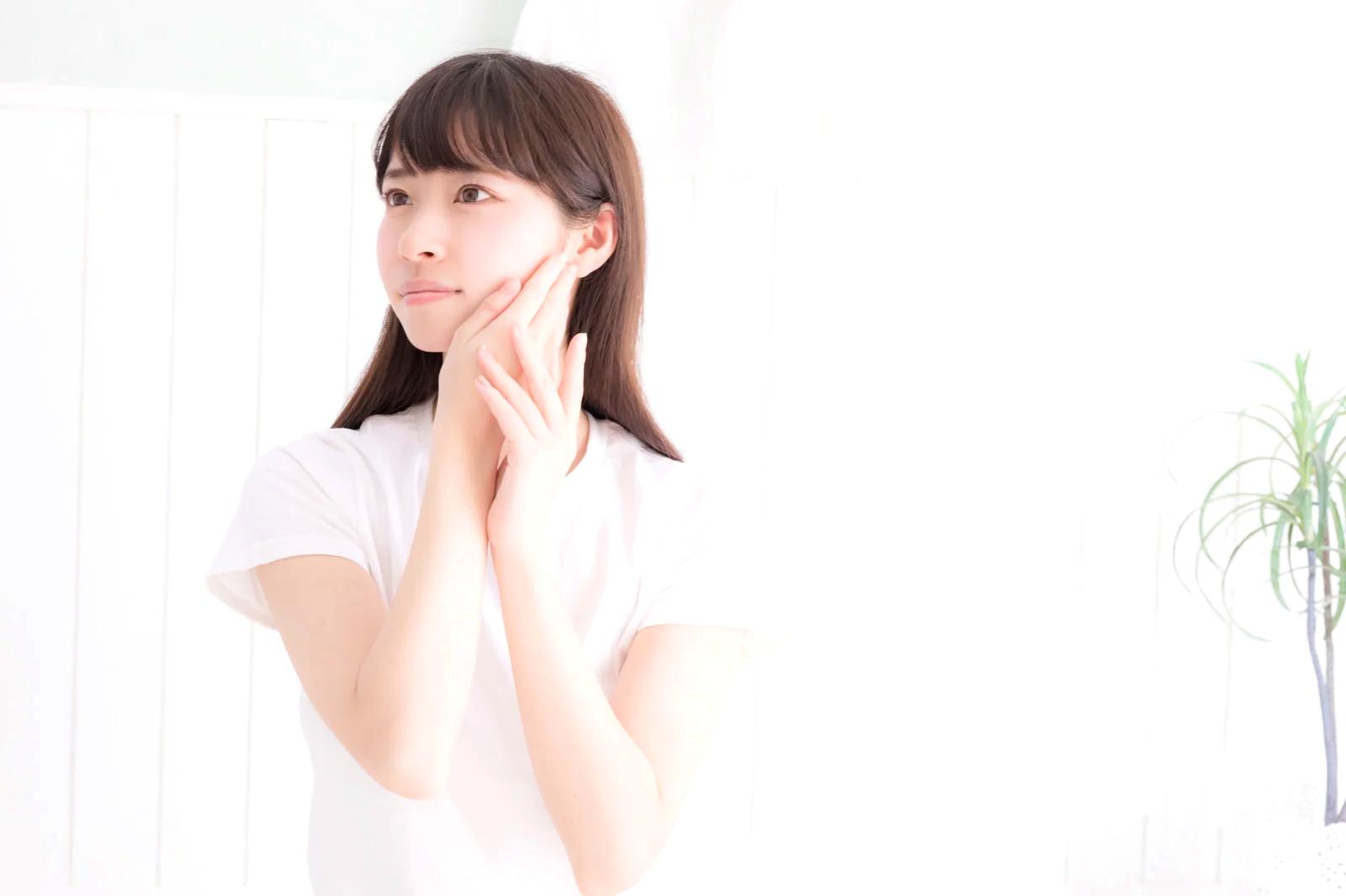 目元に保湿ケアをしてうるおいを保つ女性