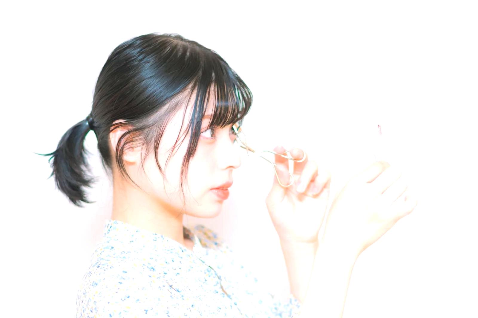 食事と栄養バランスを考える女性と食材のイメージ