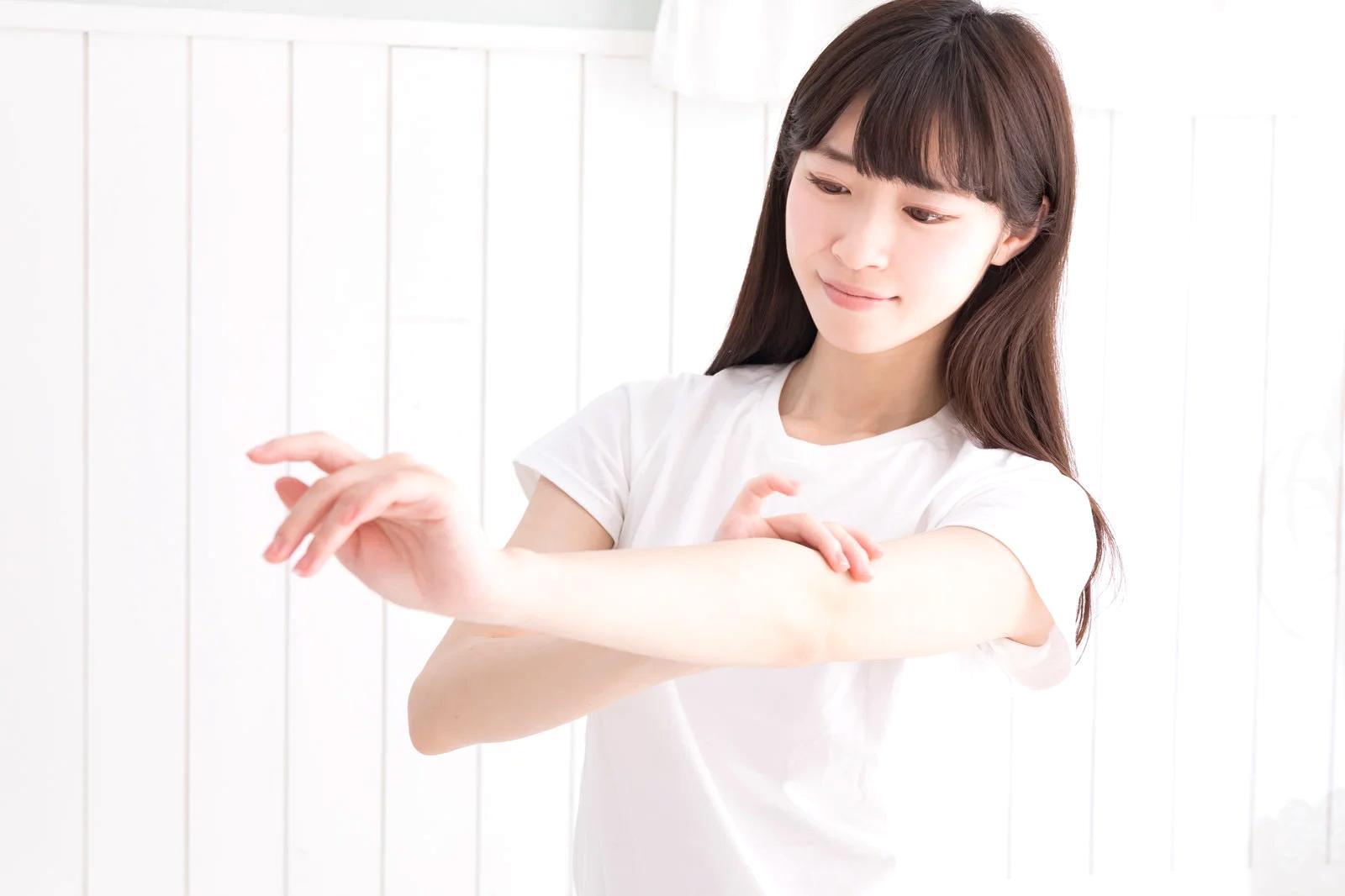 夜のスキンケアで保湿ケアを行う女性の手元