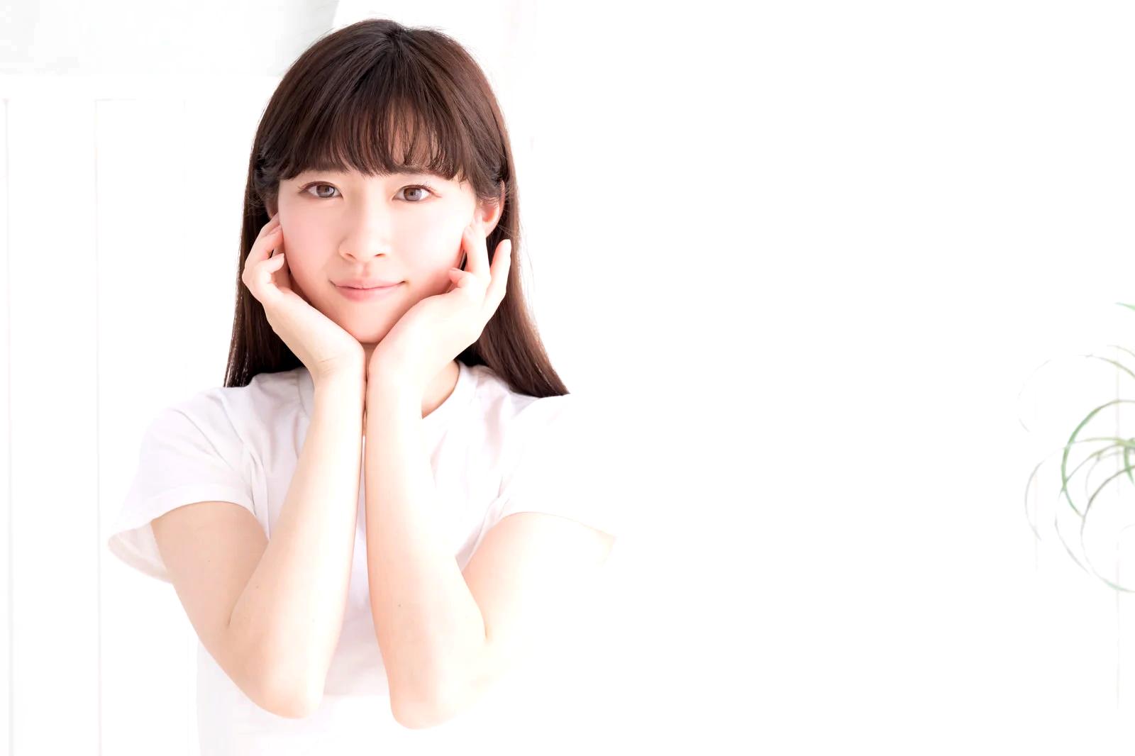 お風呂後のナイトルーティンで毛穴ケアする様子