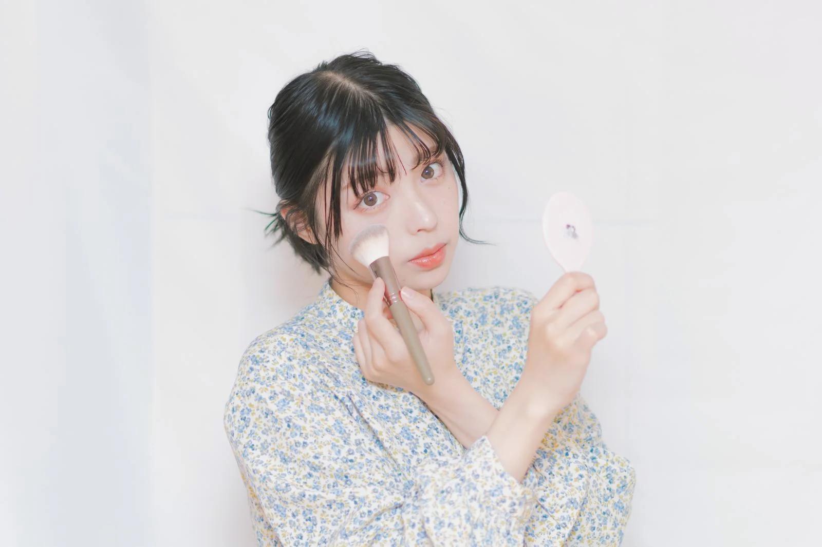 ツヤ感のあるナチュラルメイクを楽しむ女性